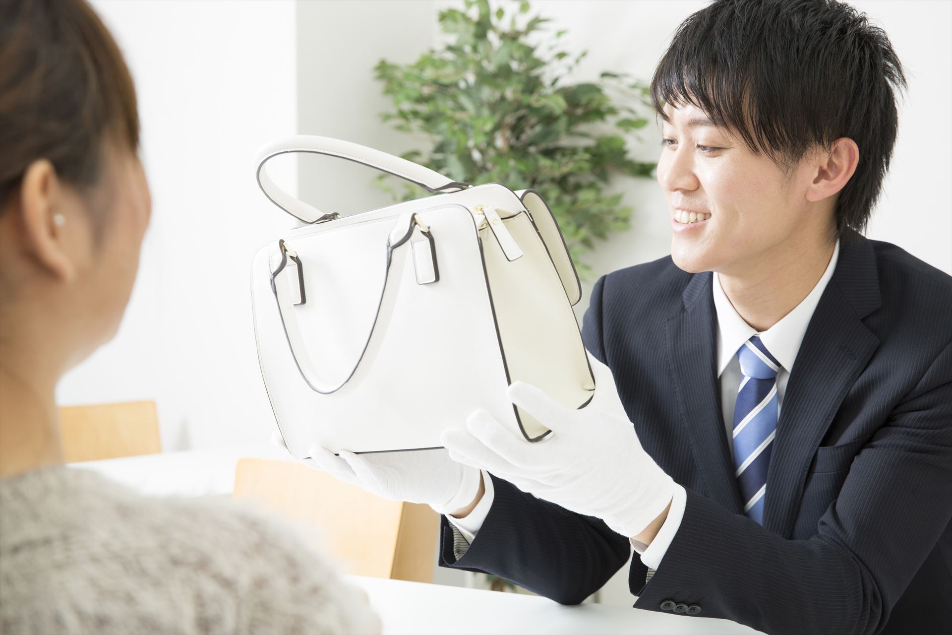 バッグを見る鑑定士